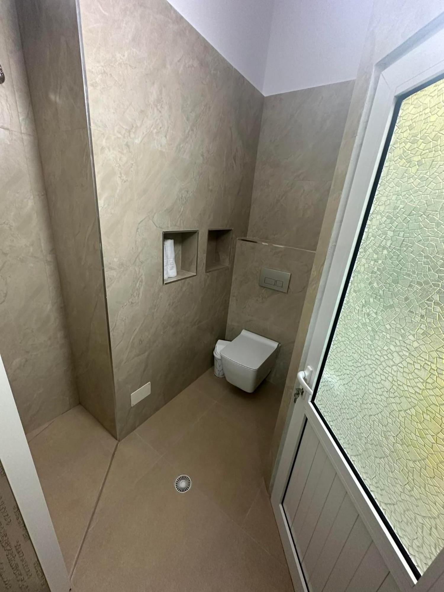 Algen Room'S Berat Bagian luar foto